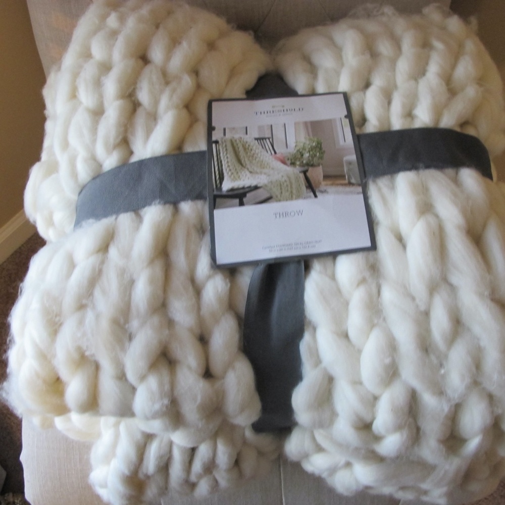 🔴🔴🔴SOLD🔴🔴🔴Threshold Super Chunky Knit Woven Throw 50" x 60" NWT - Picture 2 of 8
